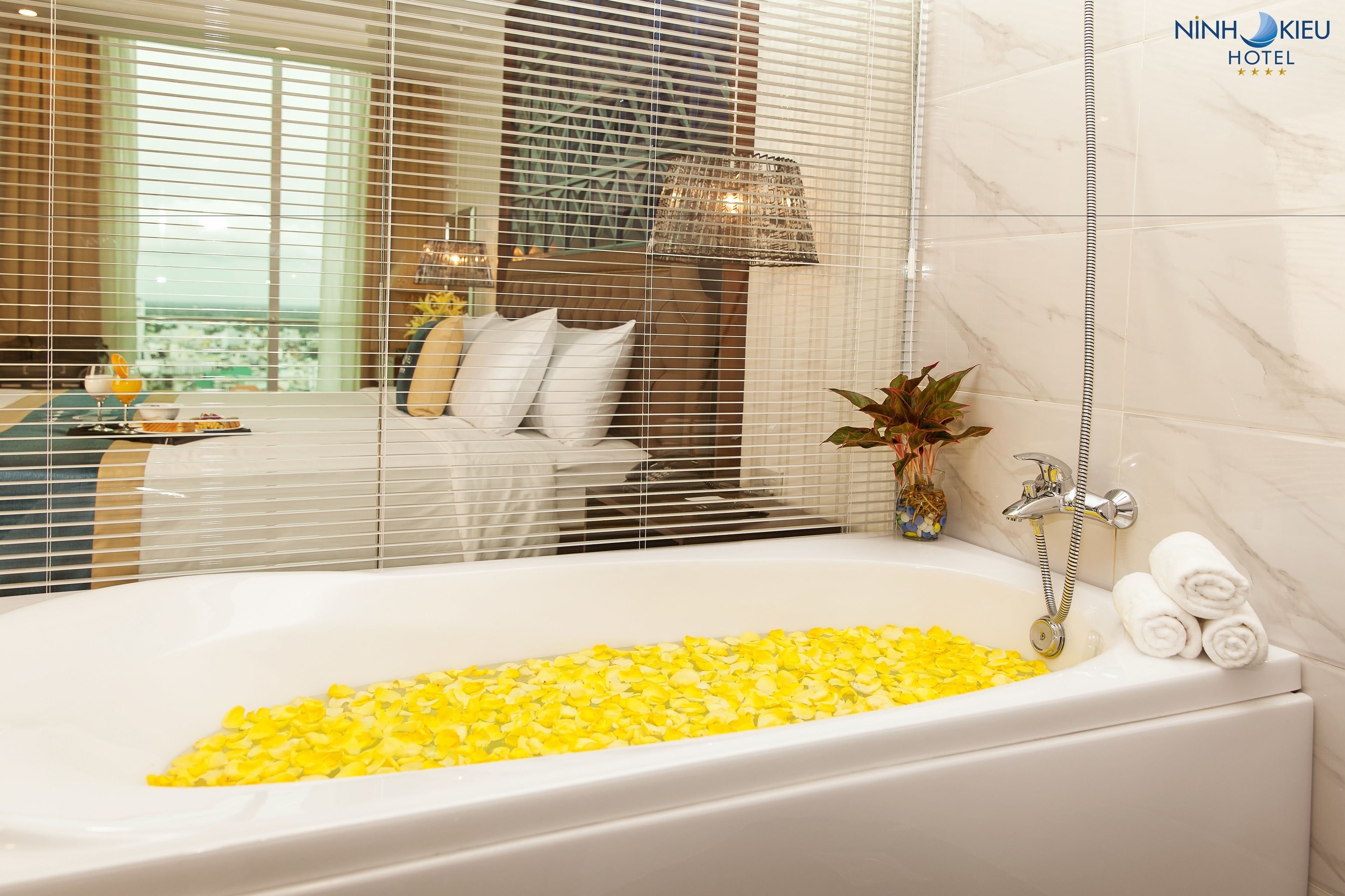 premium suite, double bed | bathroom shower
