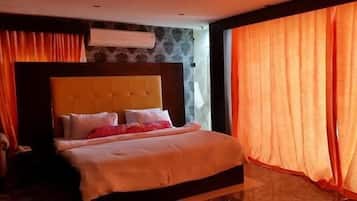 Royal Suite | Desk, bed sheets