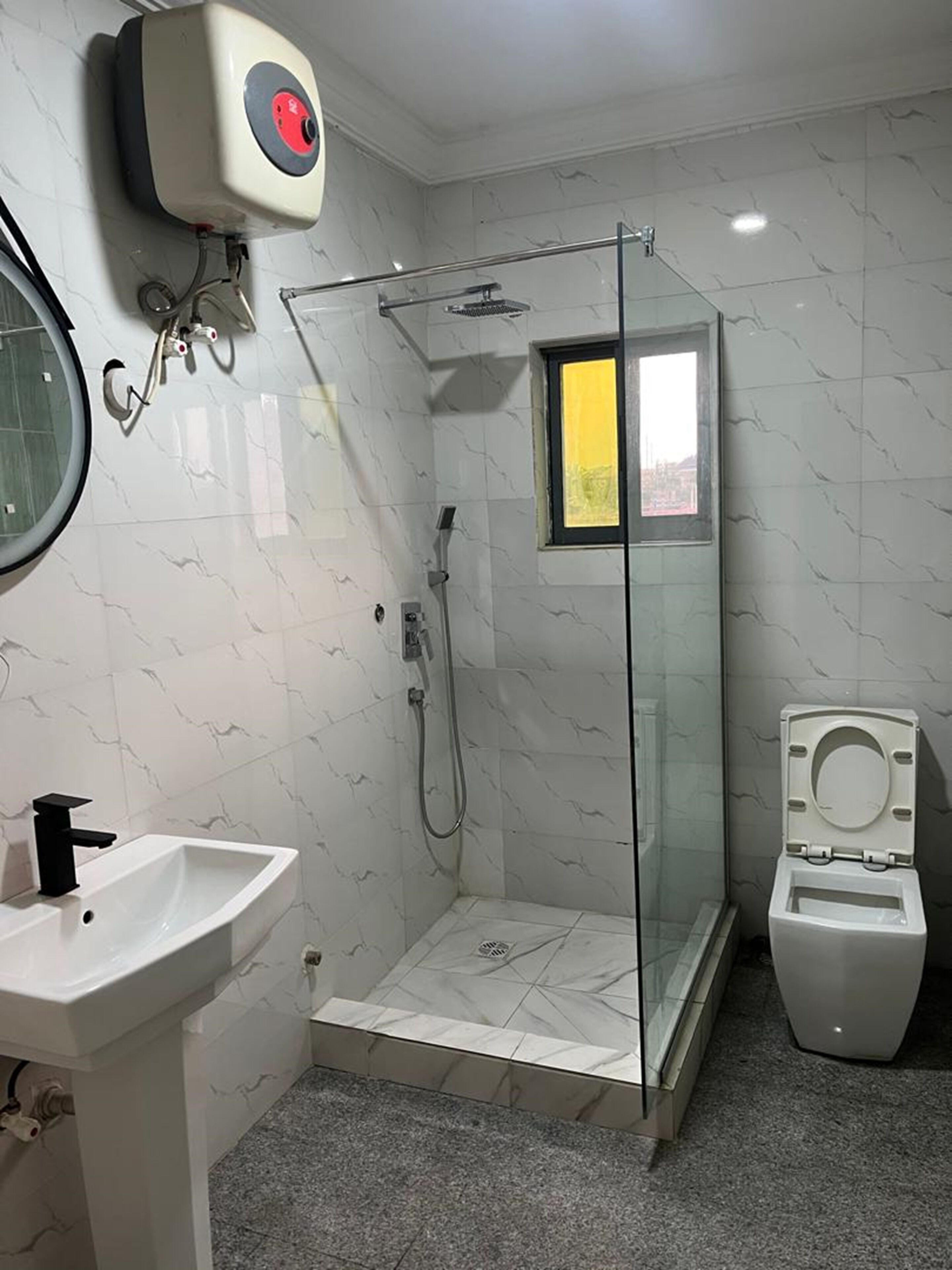 Elite Room | Bathroom | Shower, rainfall showerhead, free toiletries, towels