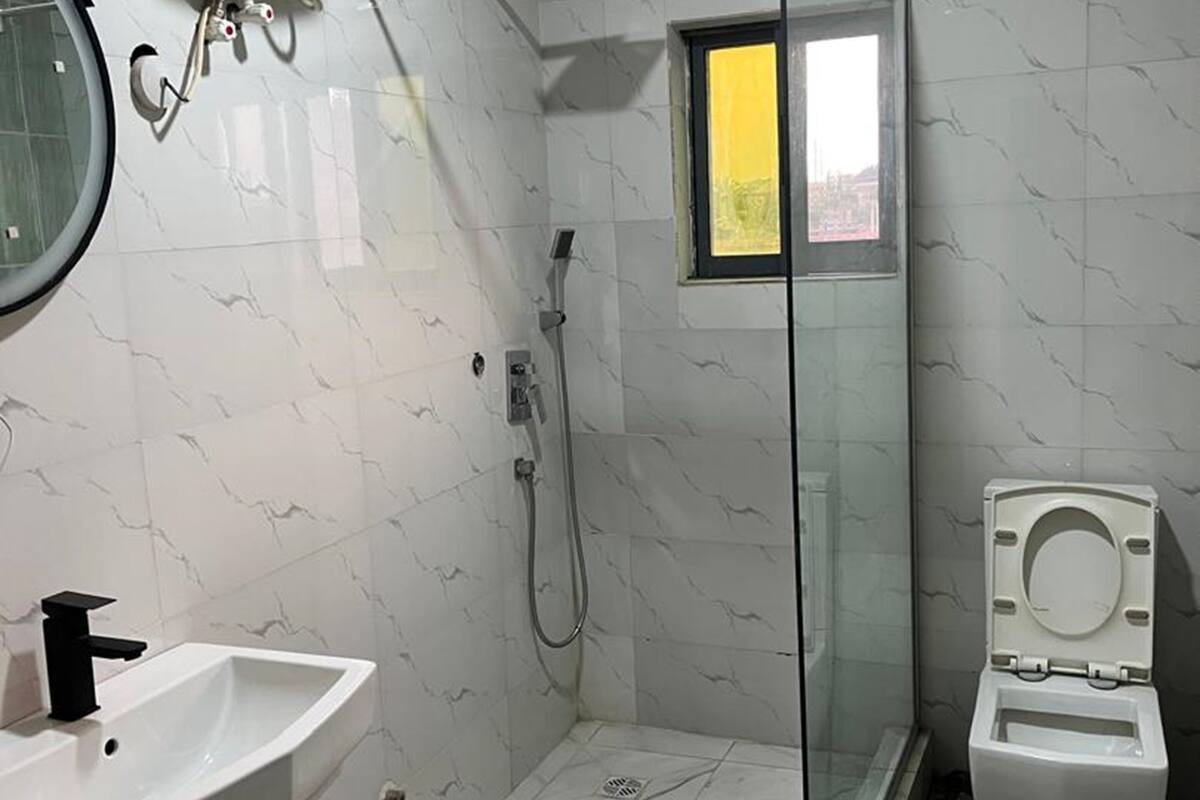 Elite Room | Bathroom | Shower, rainfall showerhead, free toiletries, towels
