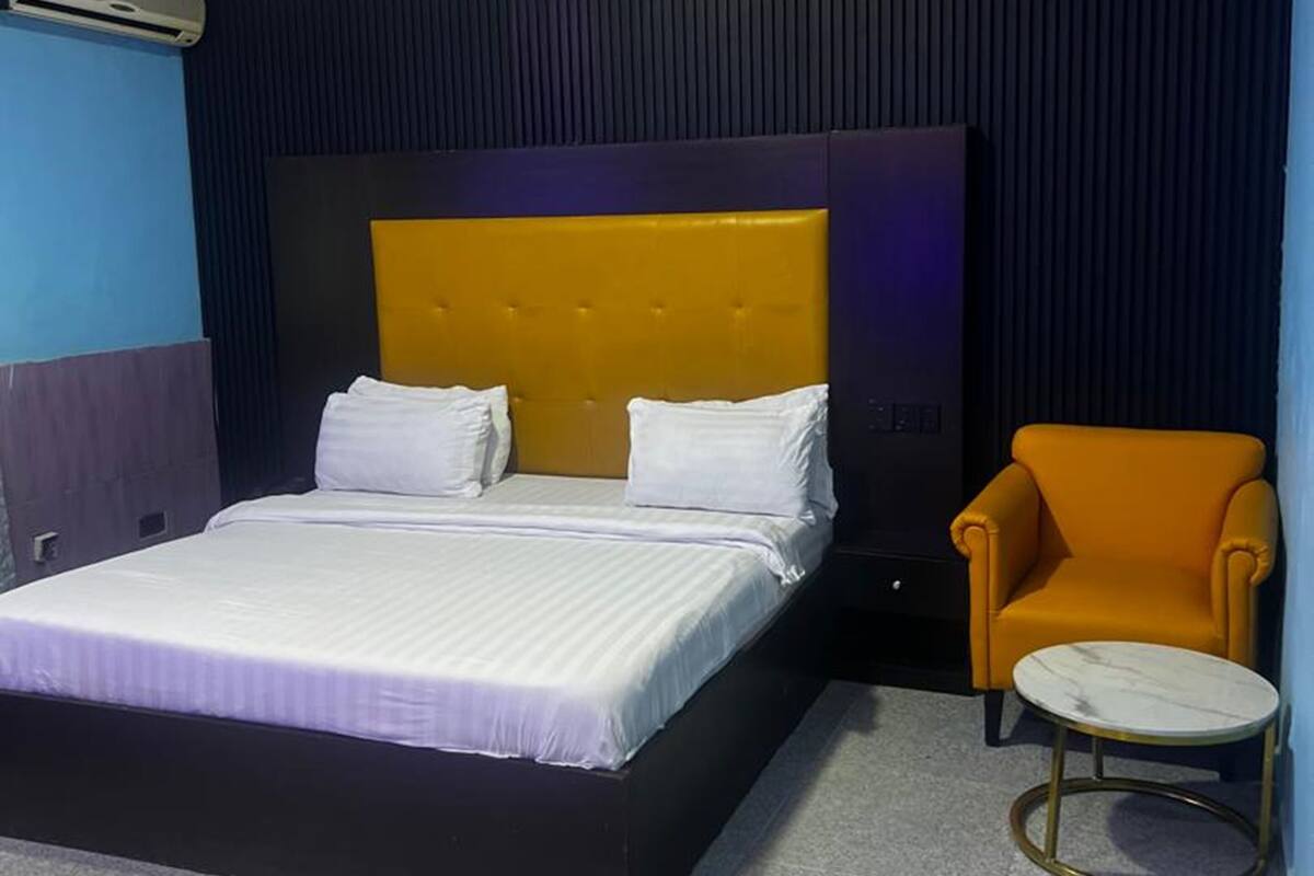Deluxe Room | Desk, bed sheets