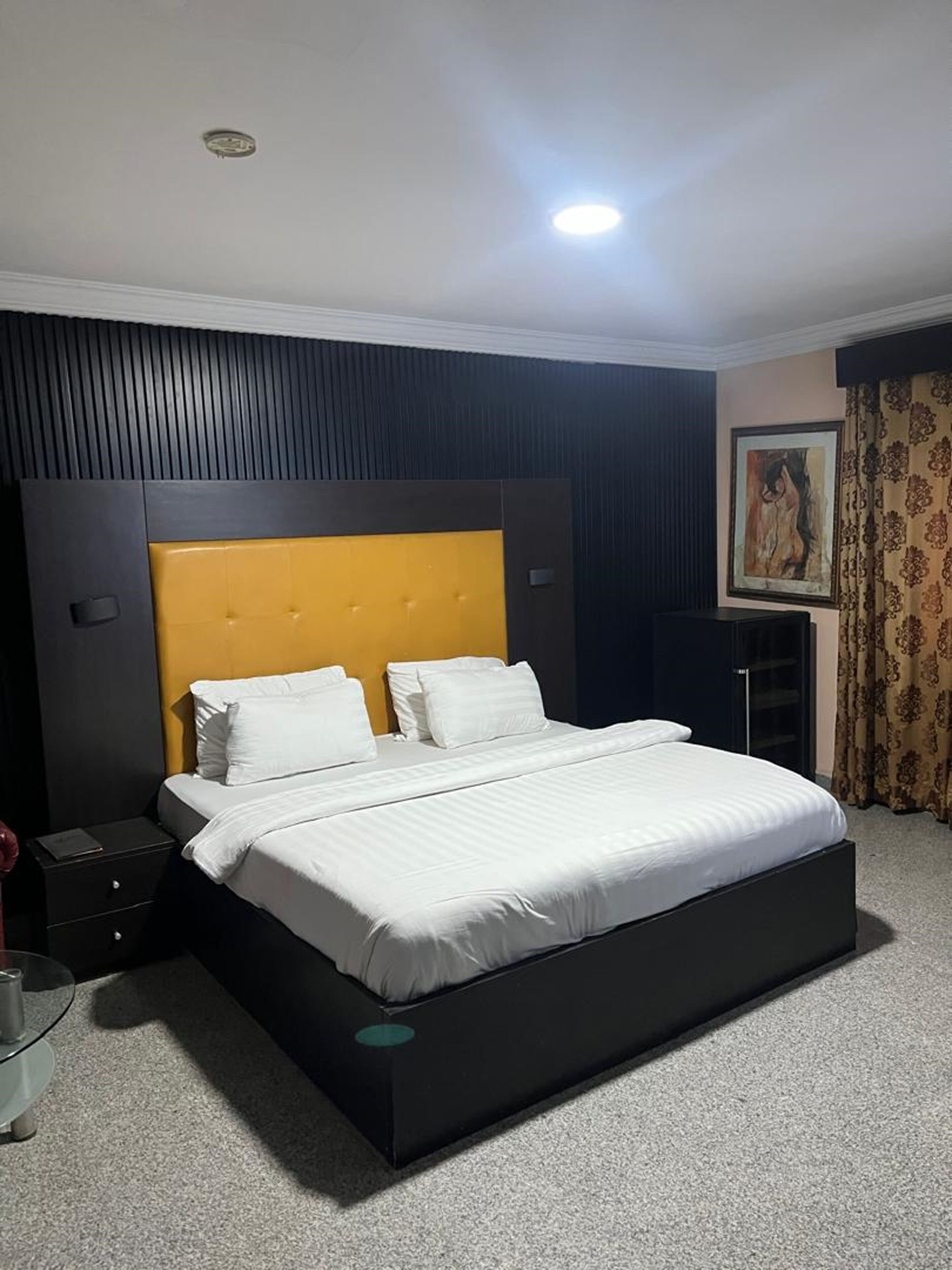 Royal suite | Een bureau, beddengoed