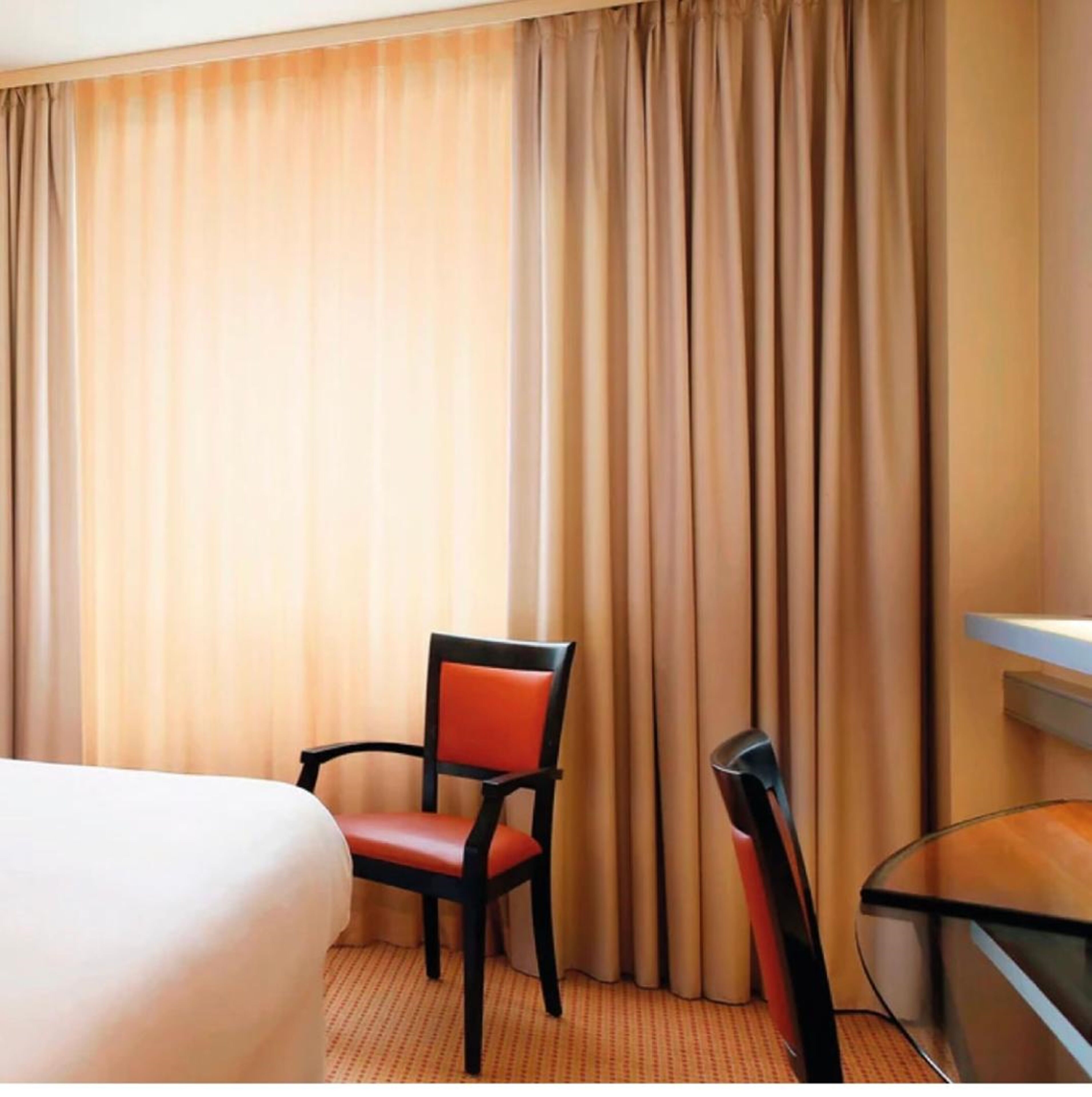 Executive Room | Desk, bed sheets