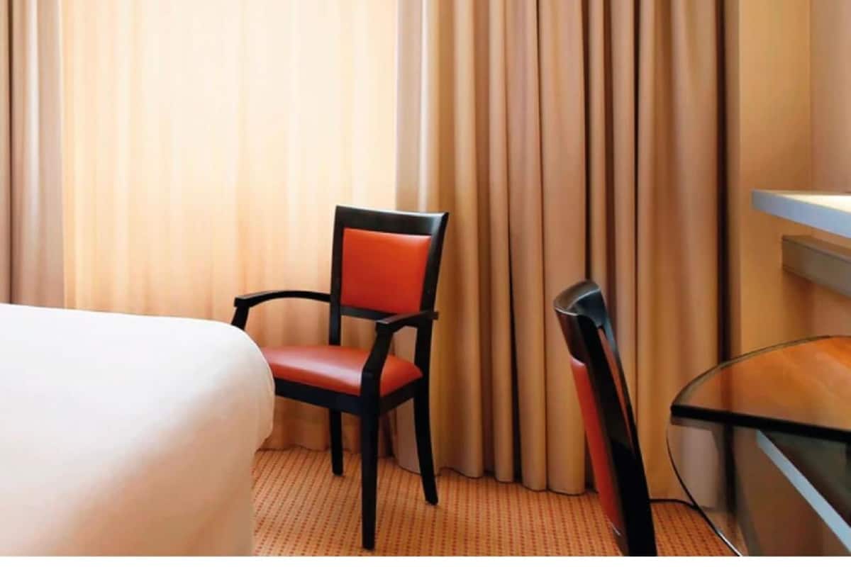 Executive Room | Desk, bed sheets