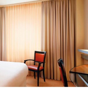 Executive Room | Desk, bed sheets - Paris Suites (Lagos)