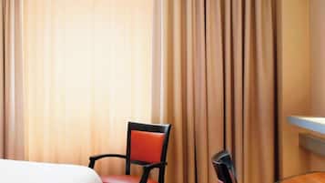 Habitación ejecutiva | Escritorio y ropa de cama