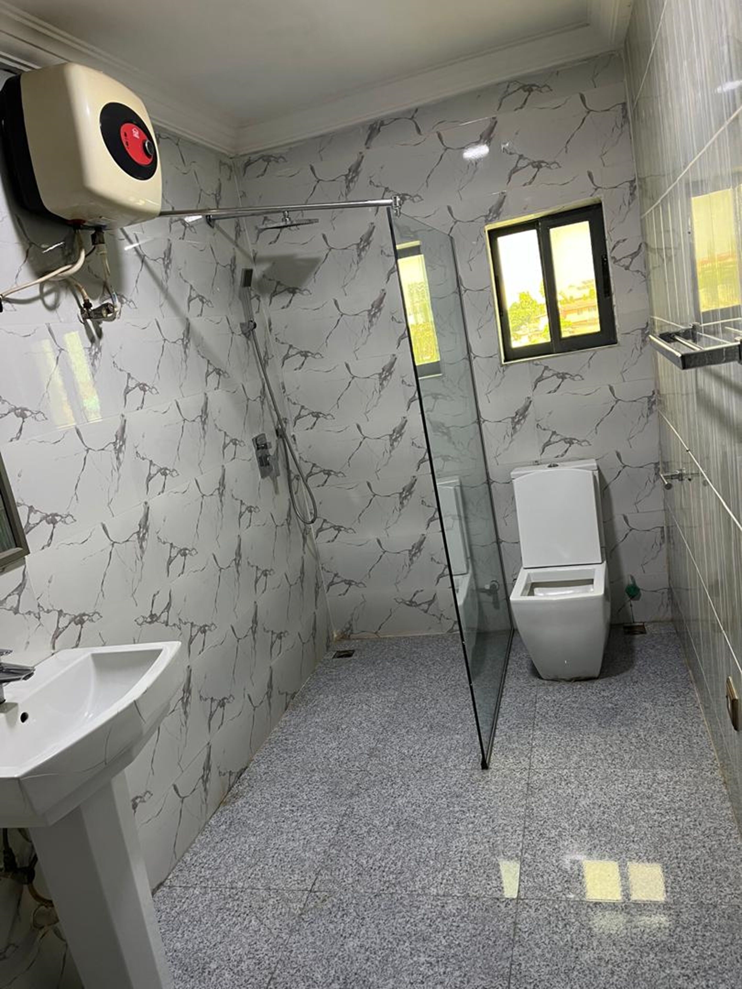Executive Suite | Bathroom | Shower, rainfall showerhead, free toiletries, towels