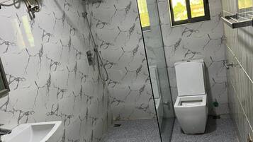 Executive Suite | Bathroom | Shower, rainfall showerhead, free toiletries, towels