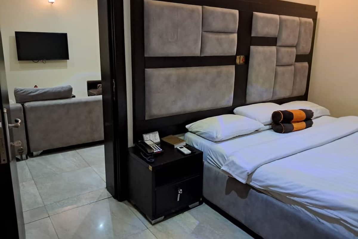1 bedroom, premium bedding, in-room safe, desk