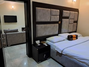 Suite, 1 habitación | Ropa de cama de alta calidad y caja de seguridad en la habitación
