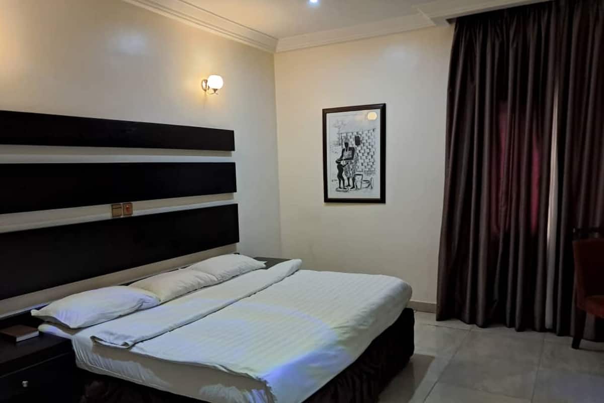 1 bedroom, premium bedding, in-room safe, desk