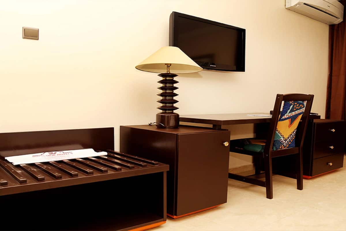 1 bedroom, premium bedding, in-room safe, desk