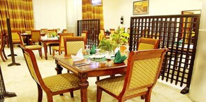 Phục vụ bữa sáng, bữa trưa, bữa tối, món địa phương và quốc tế 