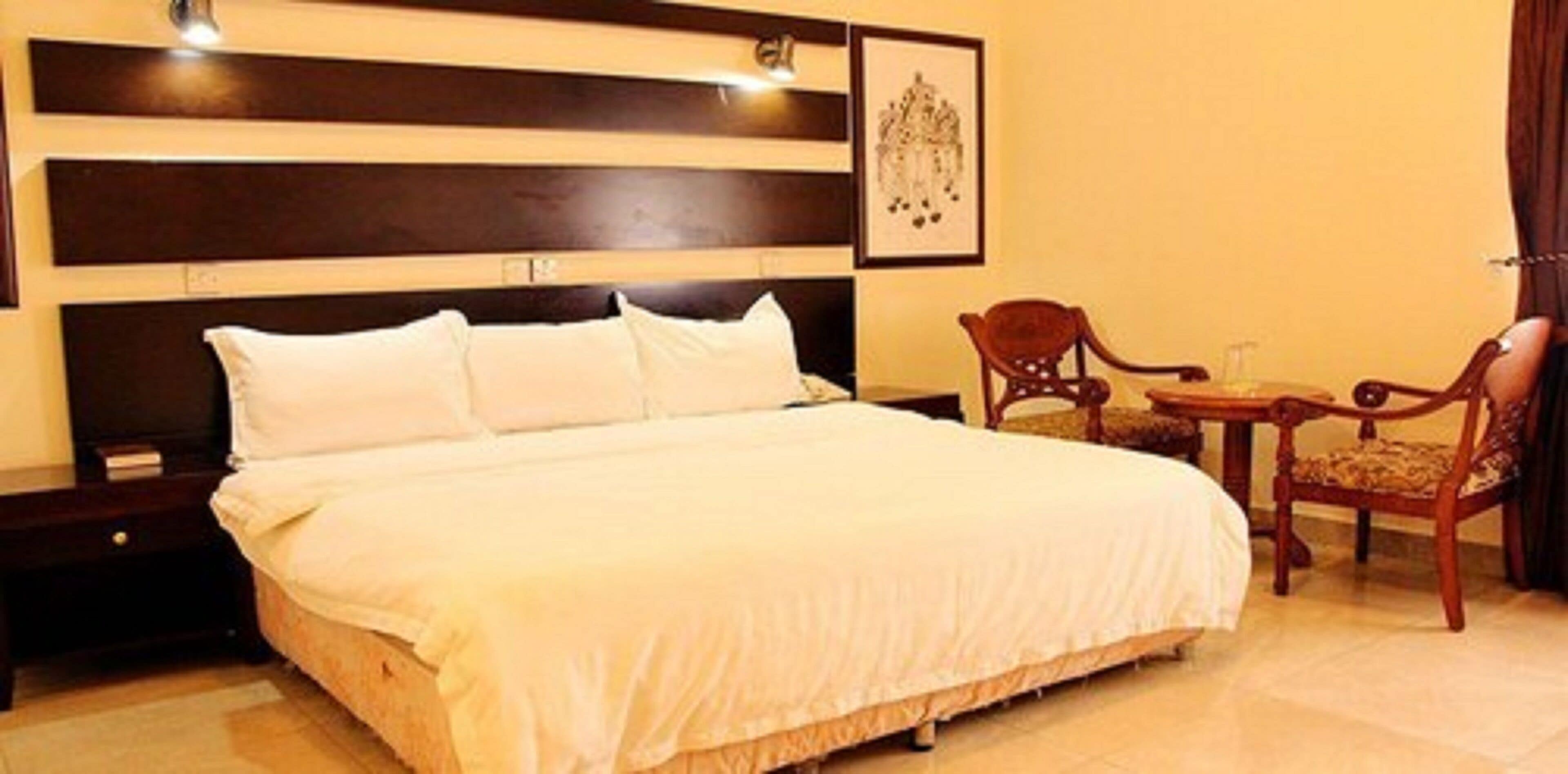 Executive Room | Premium bedding, in-room safe, desk, laptop workspace