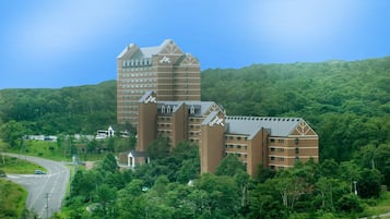 Työpöytä, kannettavalle tietokoneelle sopiva työtila, pimennysverhot