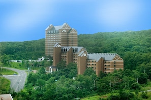 Escritorio, espacio para trabajar con laptop y cortinas blackout