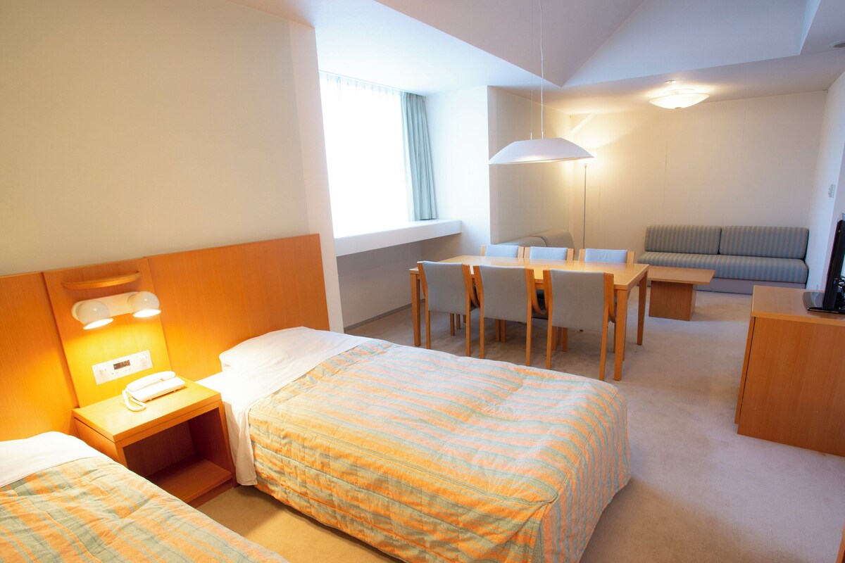 Premium kamer, Meerdere bedden | Een bureau, een laptopwerkplek, verduisterende gordijnen, gratis wifi