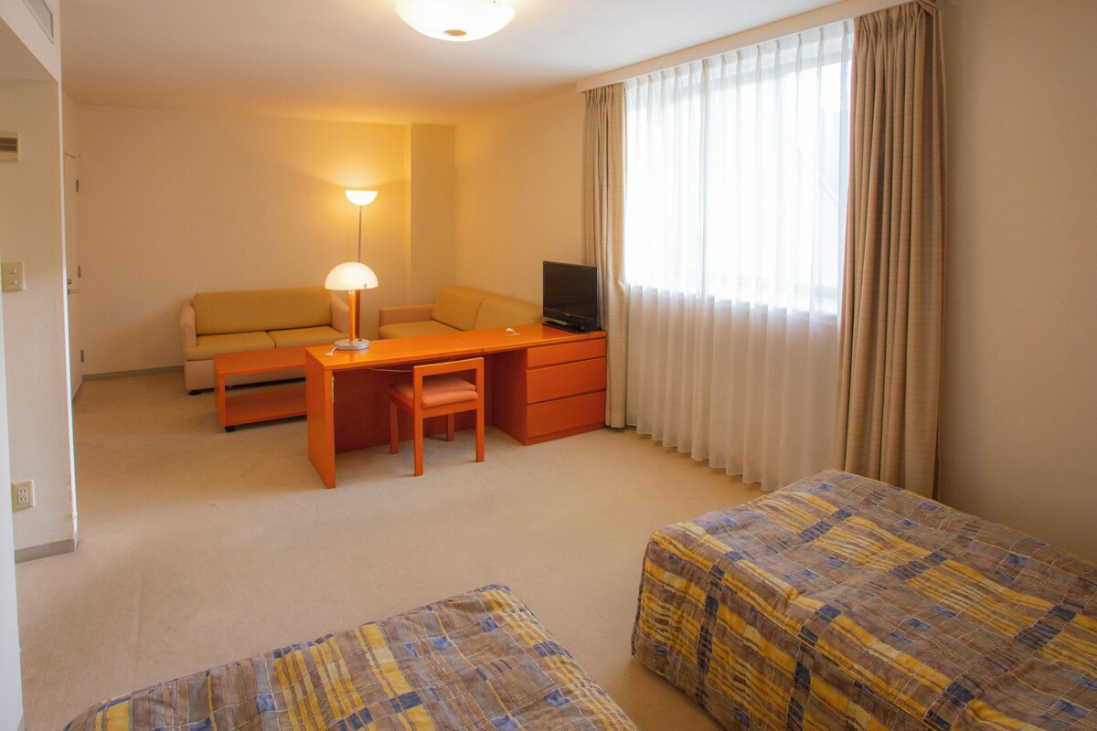 Premium kamer, Meerdere bedden | Een bureau, een laptopwerkplek, verduisterende gordijnen, gratis wifi
