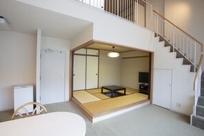 办公桌、笔记本电脑工作区、遮光窗帘、免费 WiFi