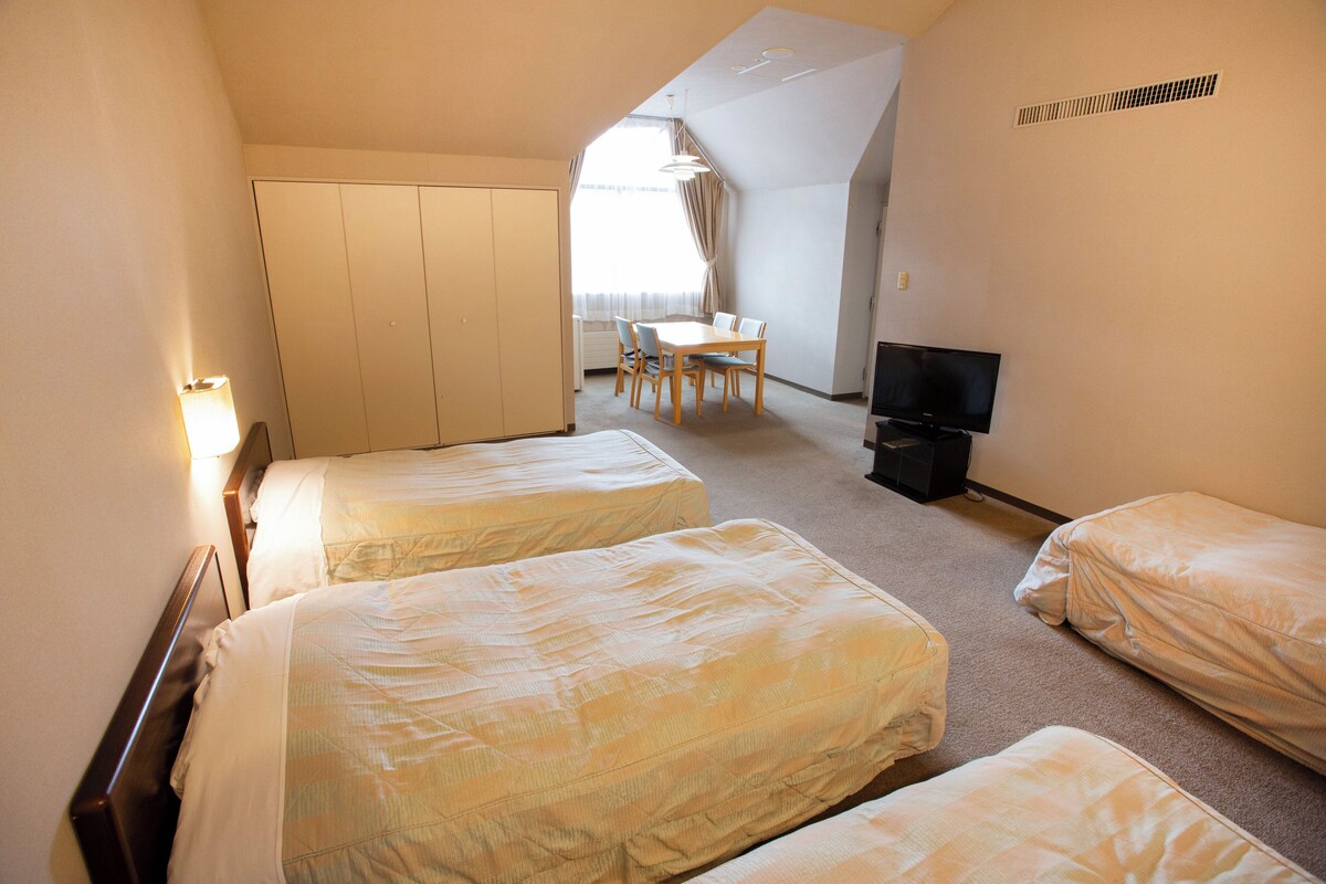 Premium kamer, Meerdere bedden | Een bureau, een laptopwerkplek, verduisterende gordijnen, gratis wifi