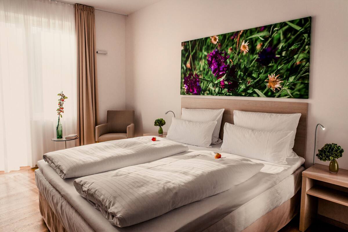 standard room | 1 bedroom, in-room safe, desk, iron/ironing board