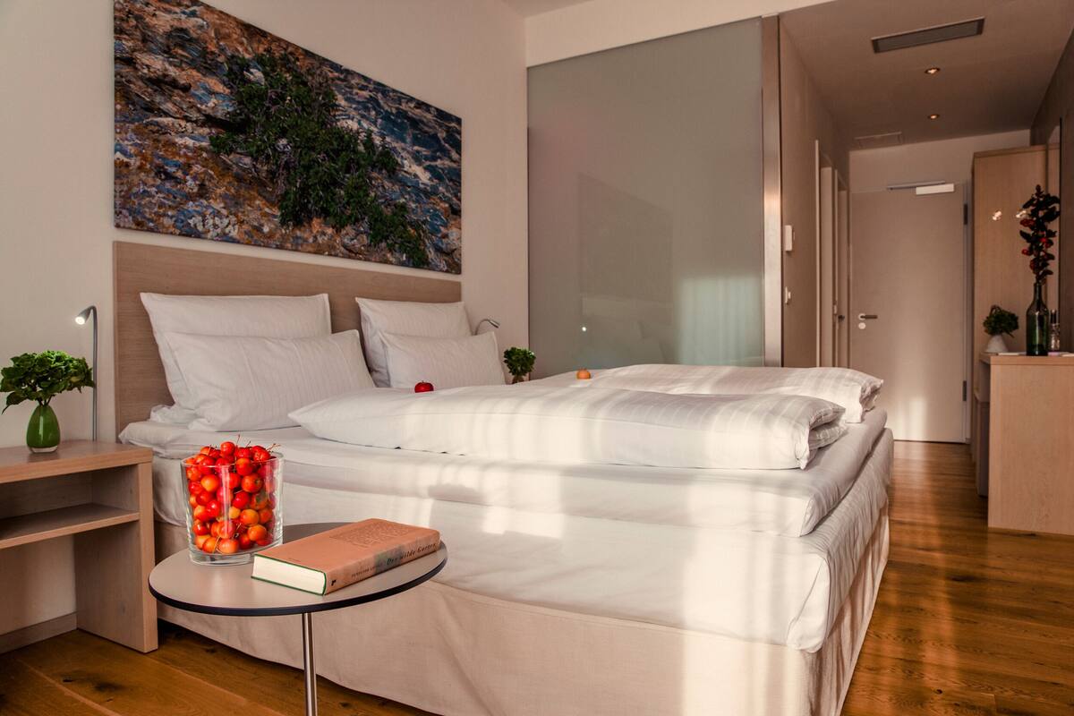 standard room | 1 bedroom, in-room safe, desk, iron/ironing board