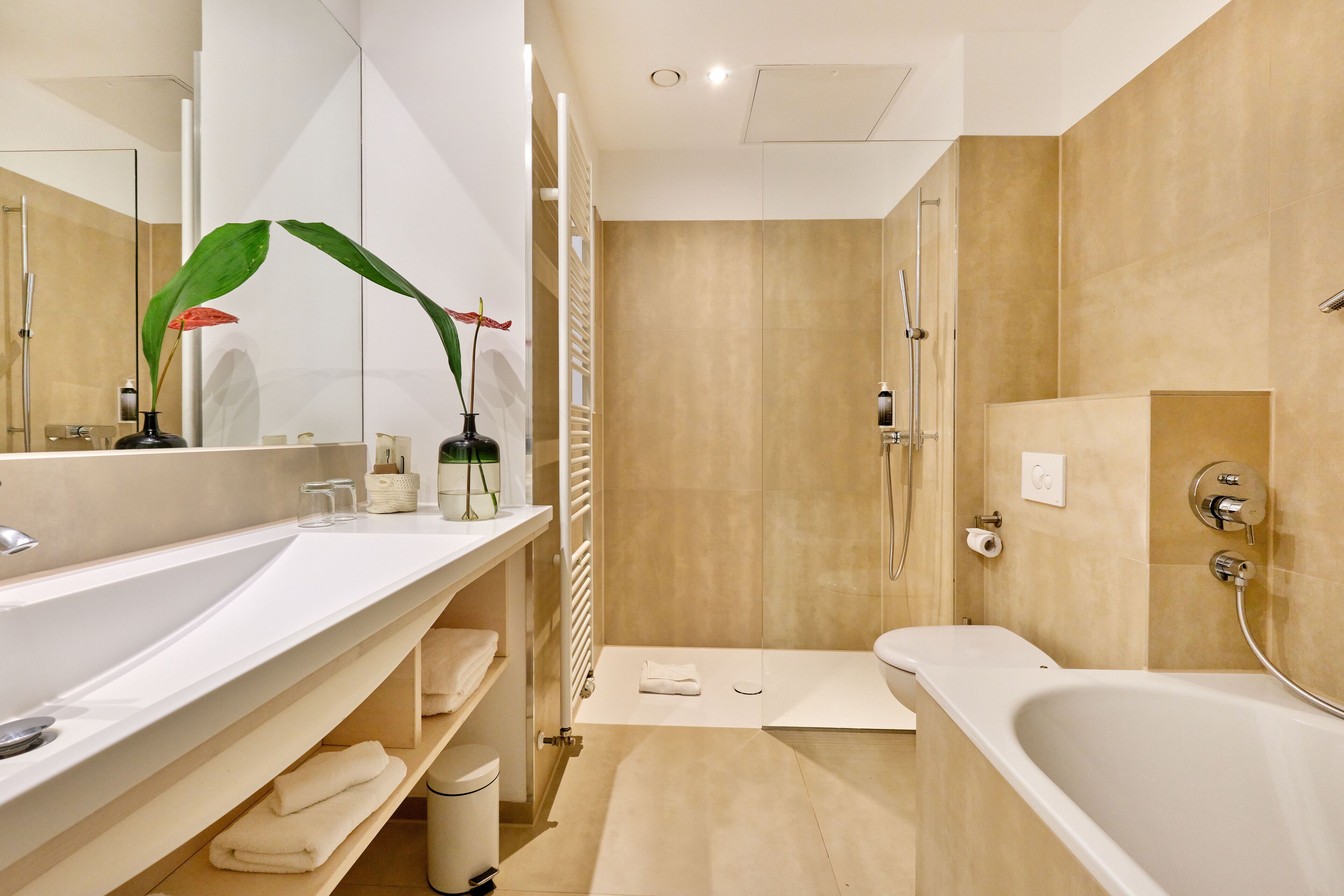 junior suite | bathroom | shower, free toiletries, hair dryer, towels