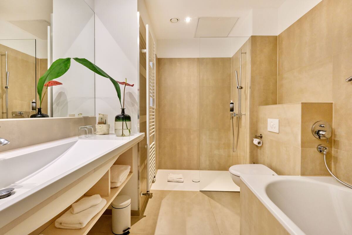 junior suite | bathroom | shower, free toiletries, hair dryer, towels