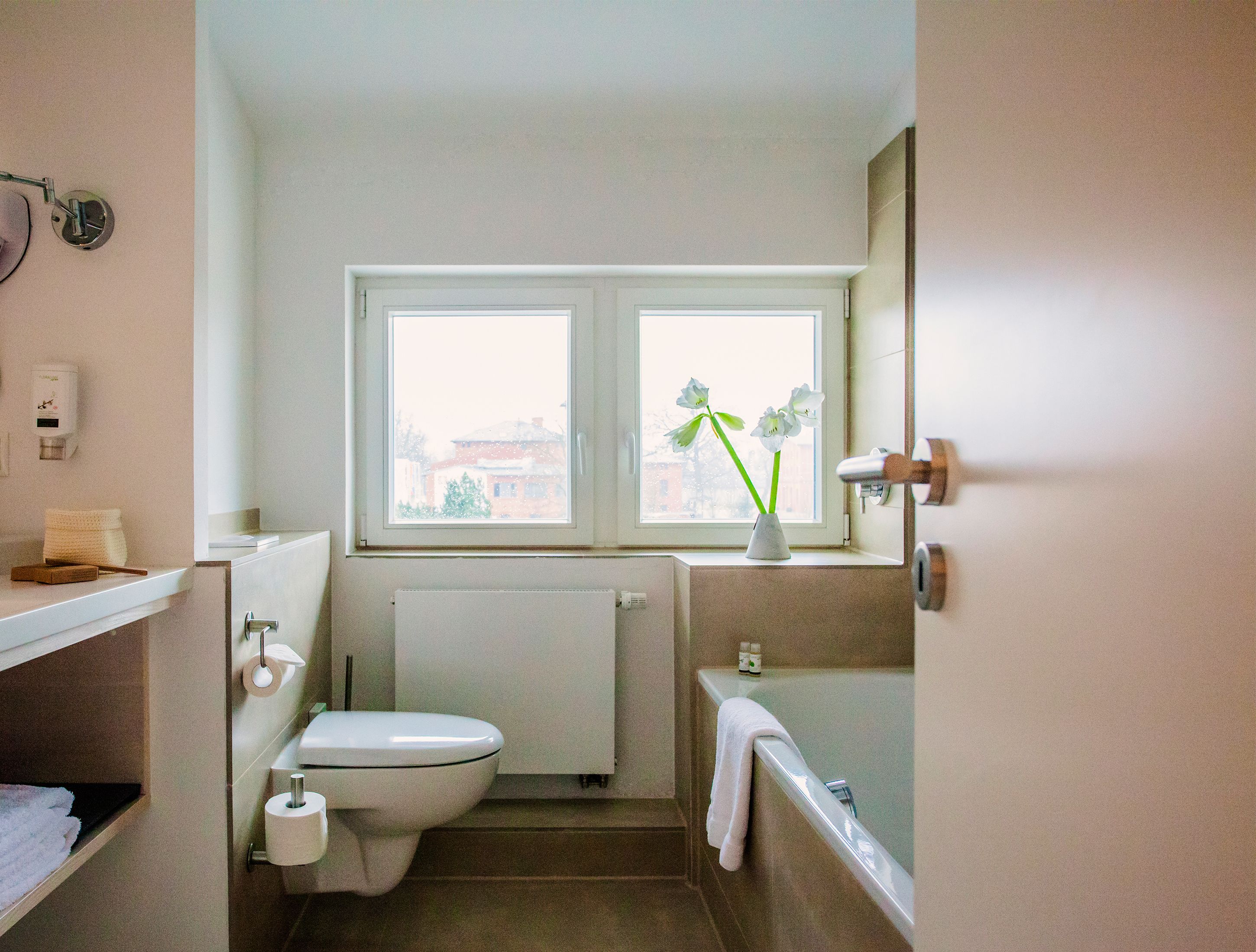 Un baño pequeño con inodoro, lavamanos y ventana.