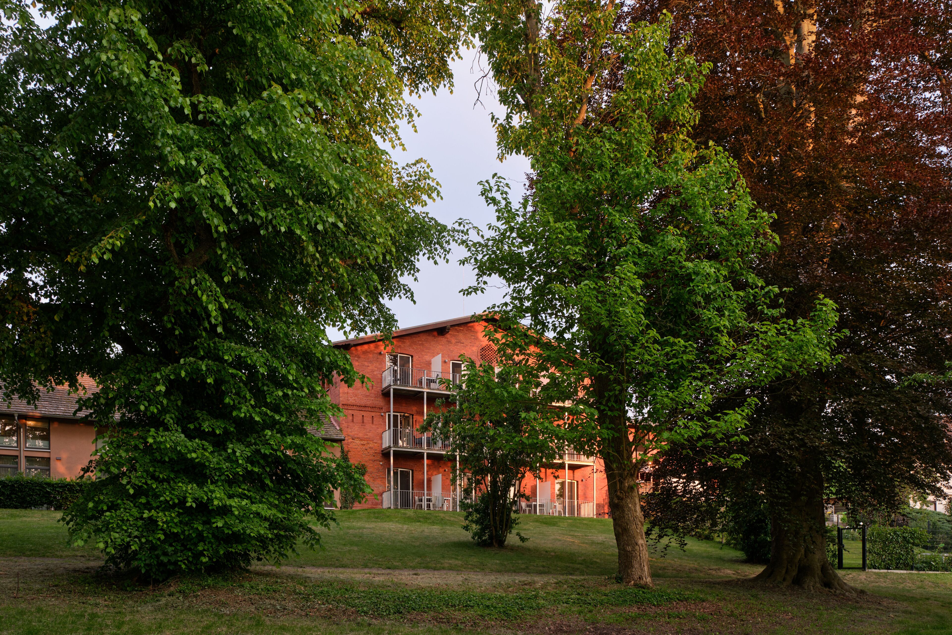 Un immeuble à la façade en briques et doté de nombreux balcons.