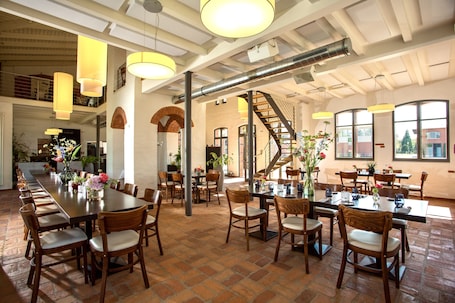 Se sirven almuerzos y cenas; cocina regional; con vista al jardín. Landgut Stober