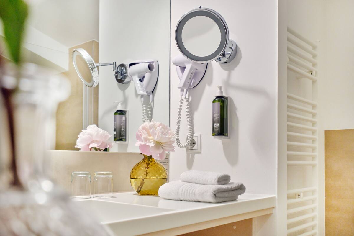 junior suite | bathroom | shower, free toiletries, hair dryer, towels