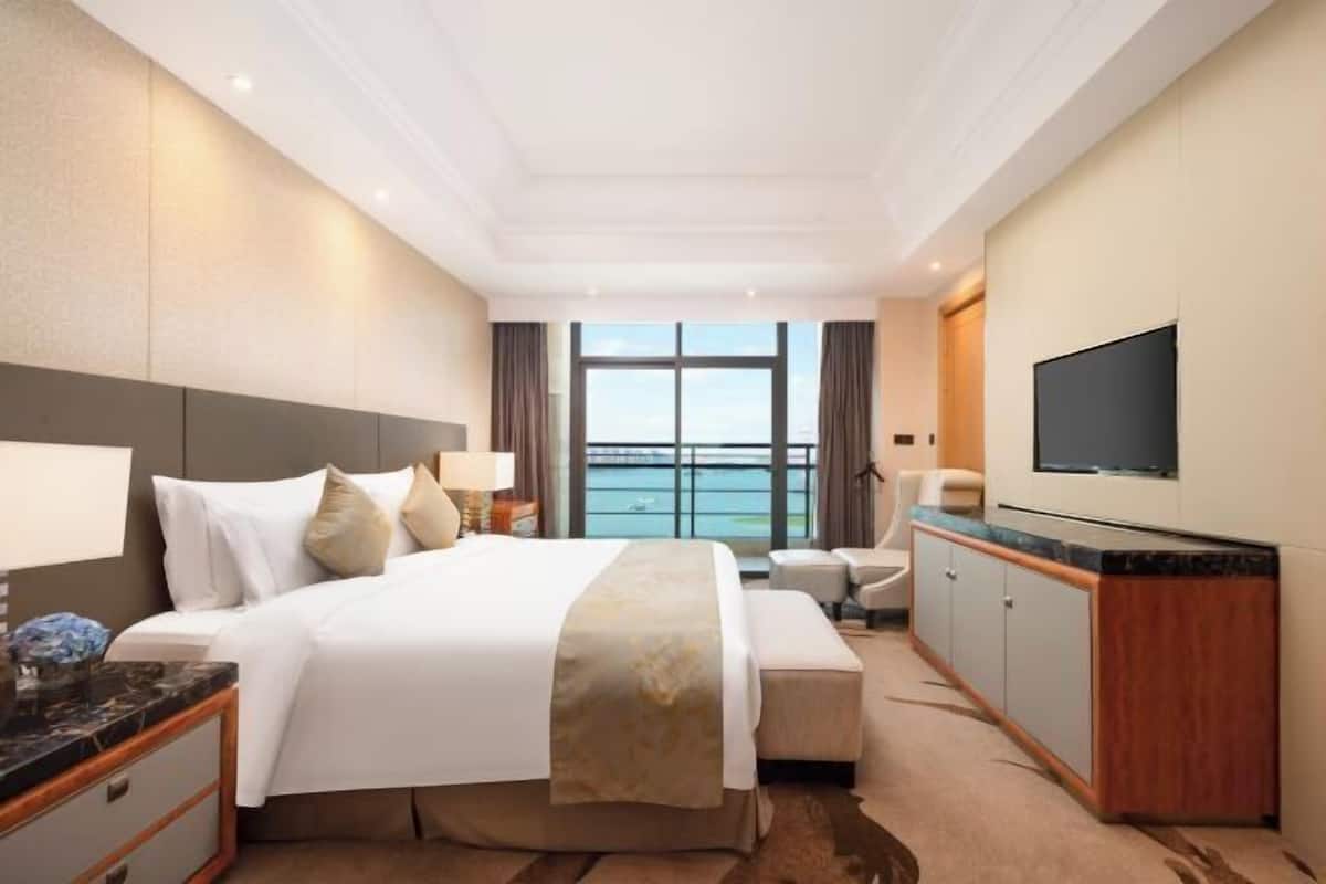 Minibar, una cassaforte in camera, una scrivania, postazione laptop