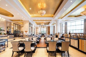 2 ห้องอาหาร, บริการอาหารเช้า อาหารกลางวัน อาหารเย็น, อาหารจีน