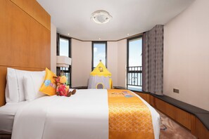 Suite Keluarga, Beberapa Tempat Tidur, Bebas Asap Rokok (Gulangyu View) | Minibar, brankas, meja kerja, dan ruang kerja ramah laptop