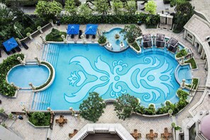 สระว่ายน้ำกลางแจ้ง