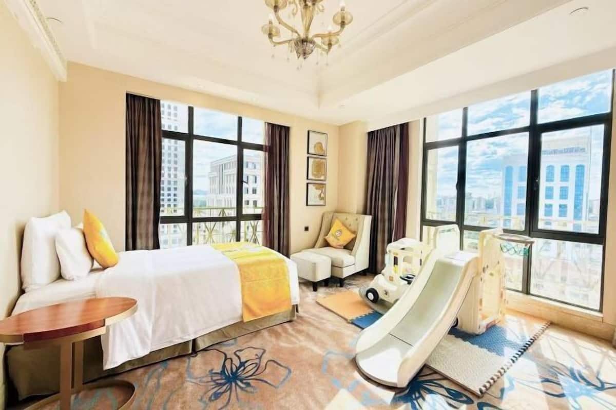 Minibar, una cassaforte in camera, una scrivania, postazione laptop