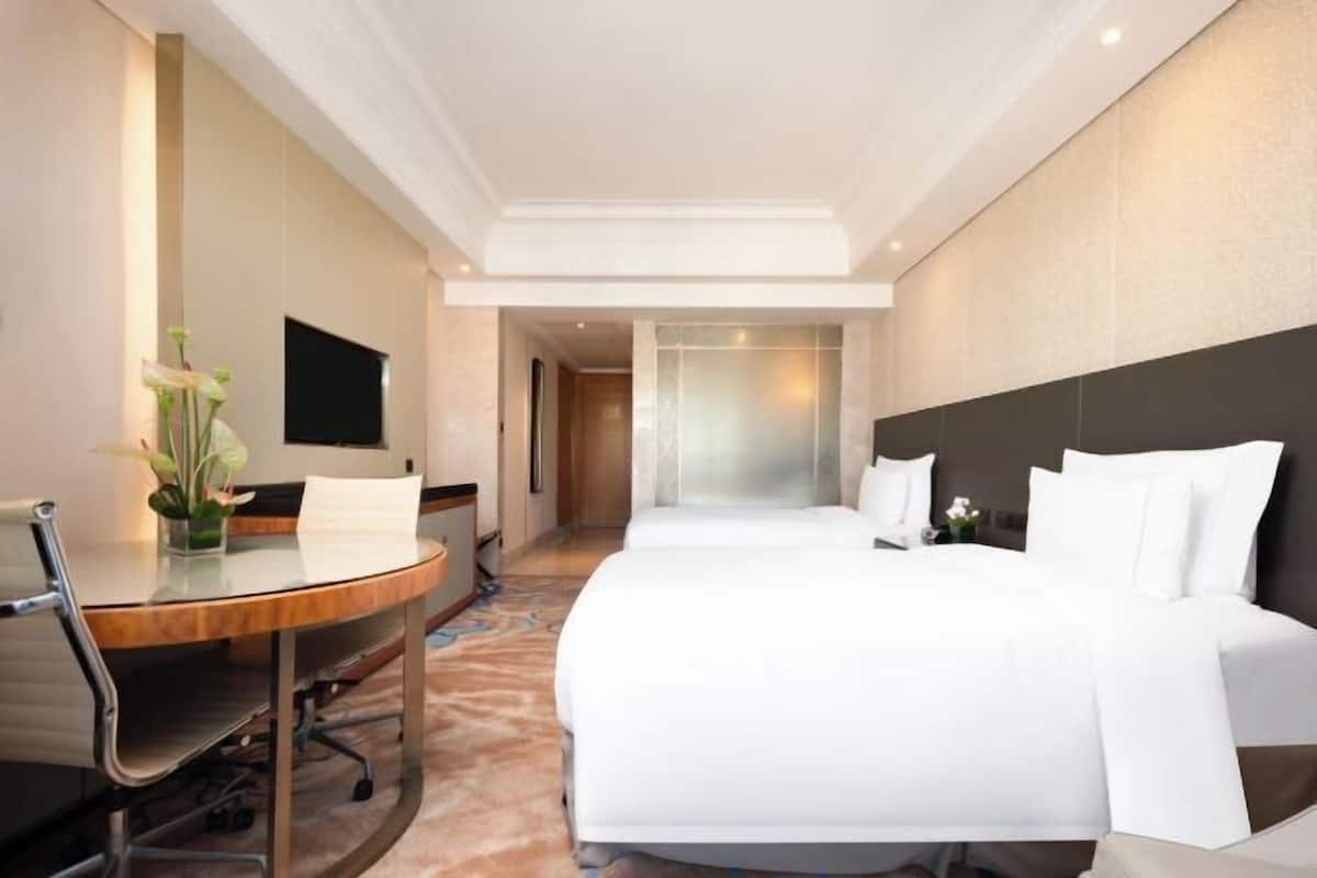 Minibar, una cassaforte in camera, una scrivania, postazione laptop