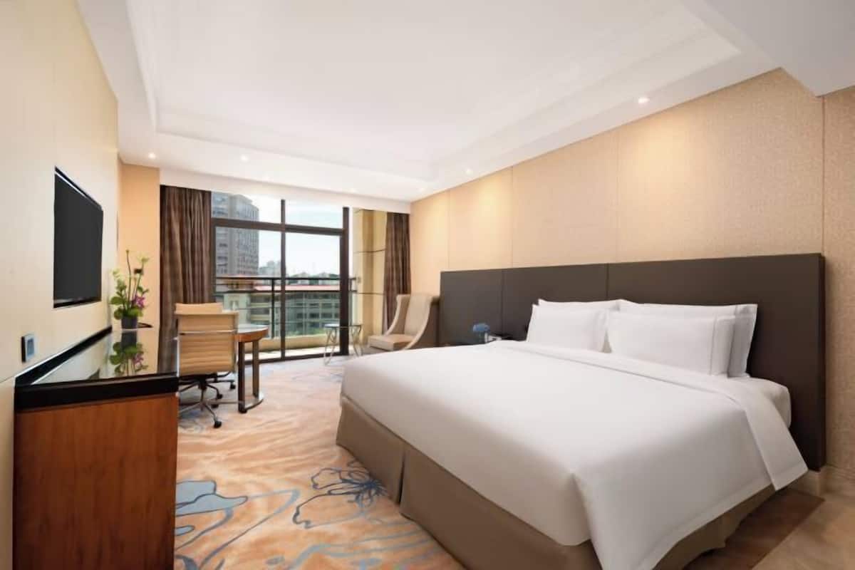 Minibar, una cassaforte in camera, una scrivania, postazione laptop