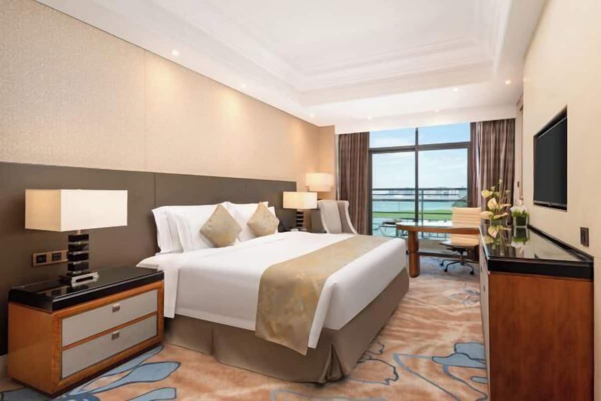 Minibar, una cassaforte in camera, una scrivania, postazione laptop