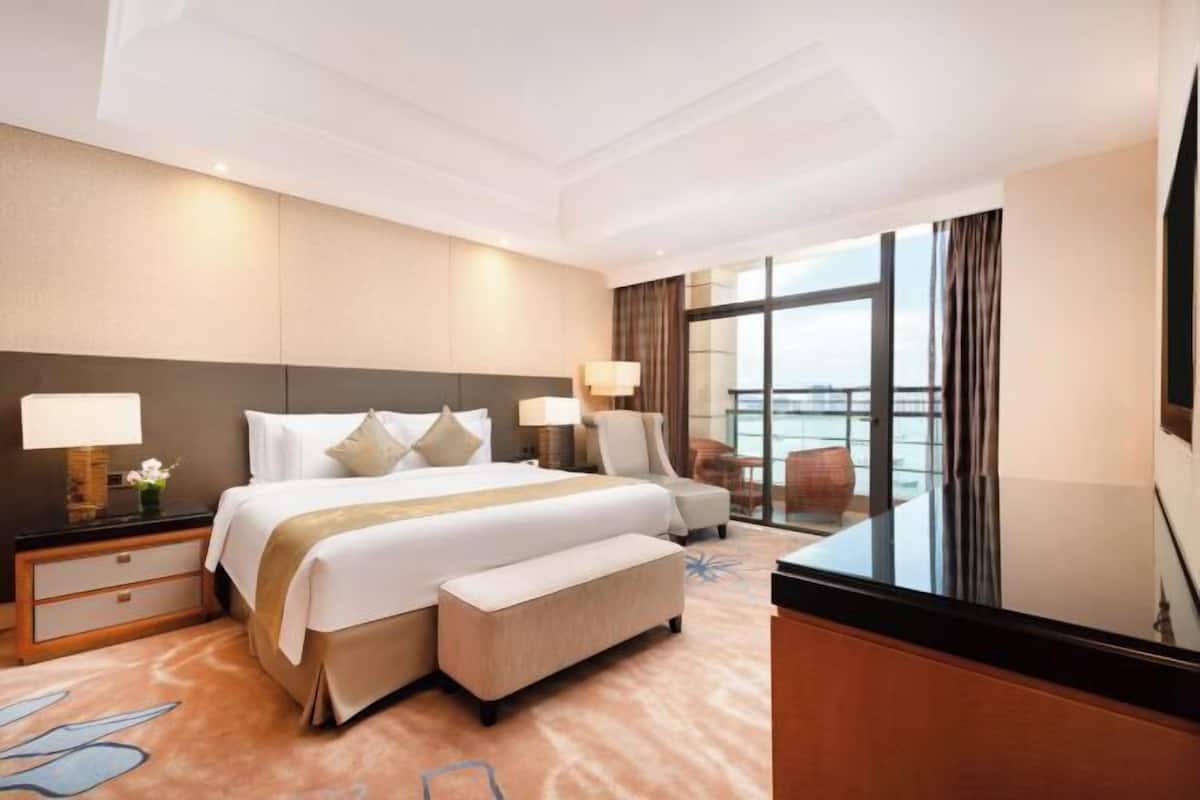 Minibar, una cassaforte in camera, una scrivania, postazione laptop