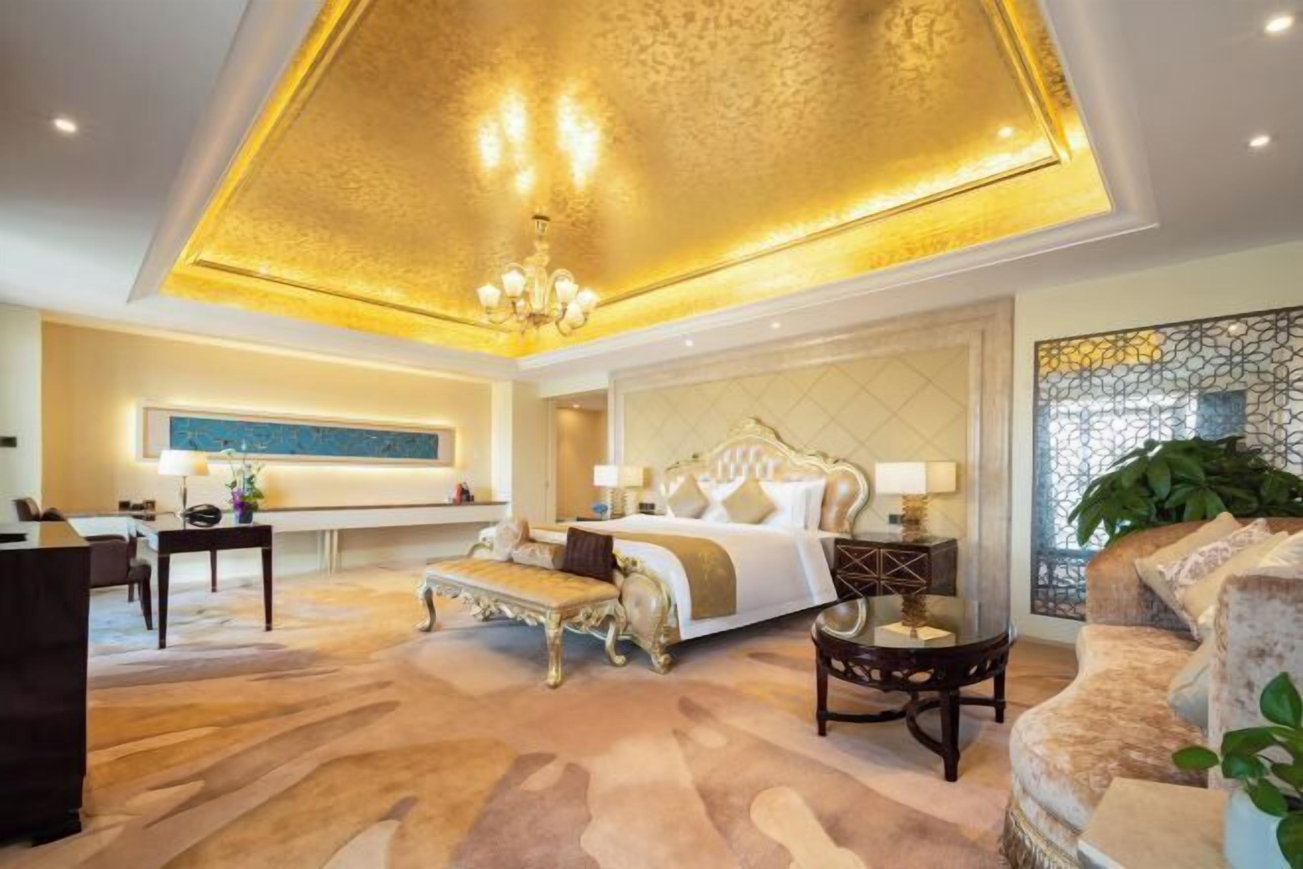 迷你吧、客房內保險箱、書桌、筆電工作空間