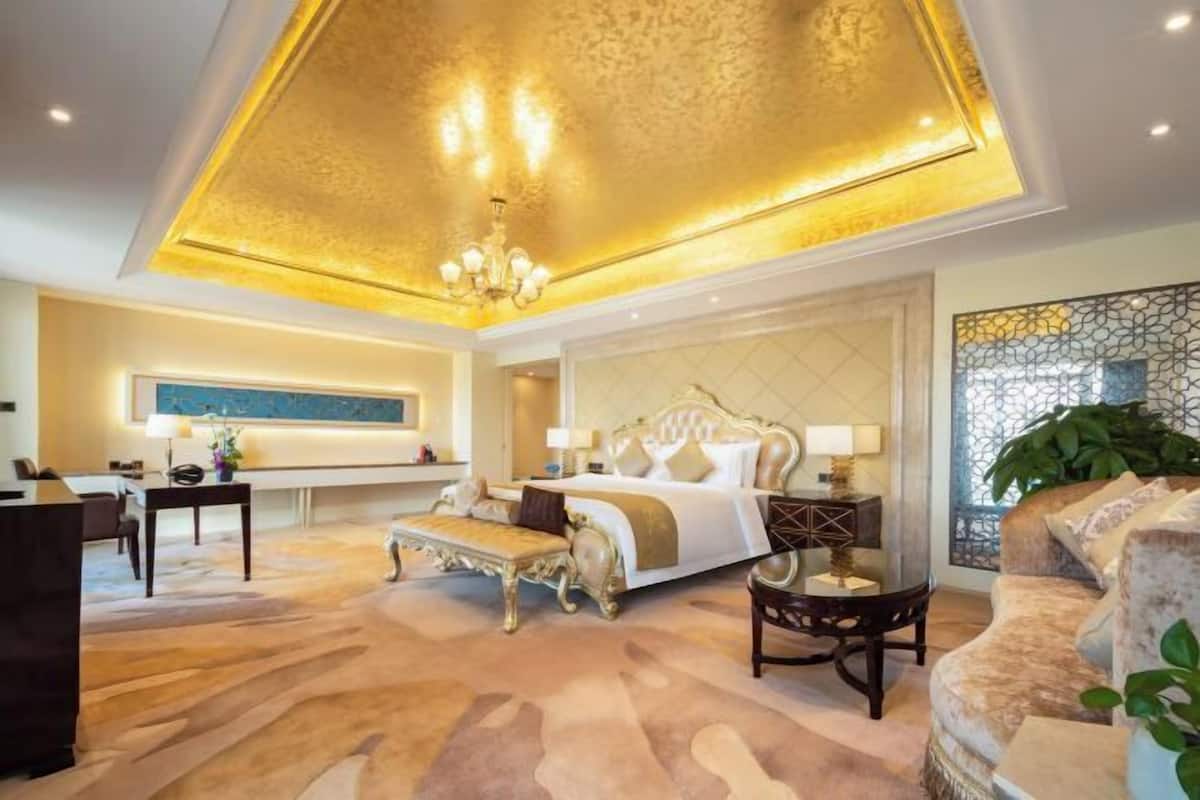 Minibar, una cassaforte in camera, una scrivania, postazione laptop