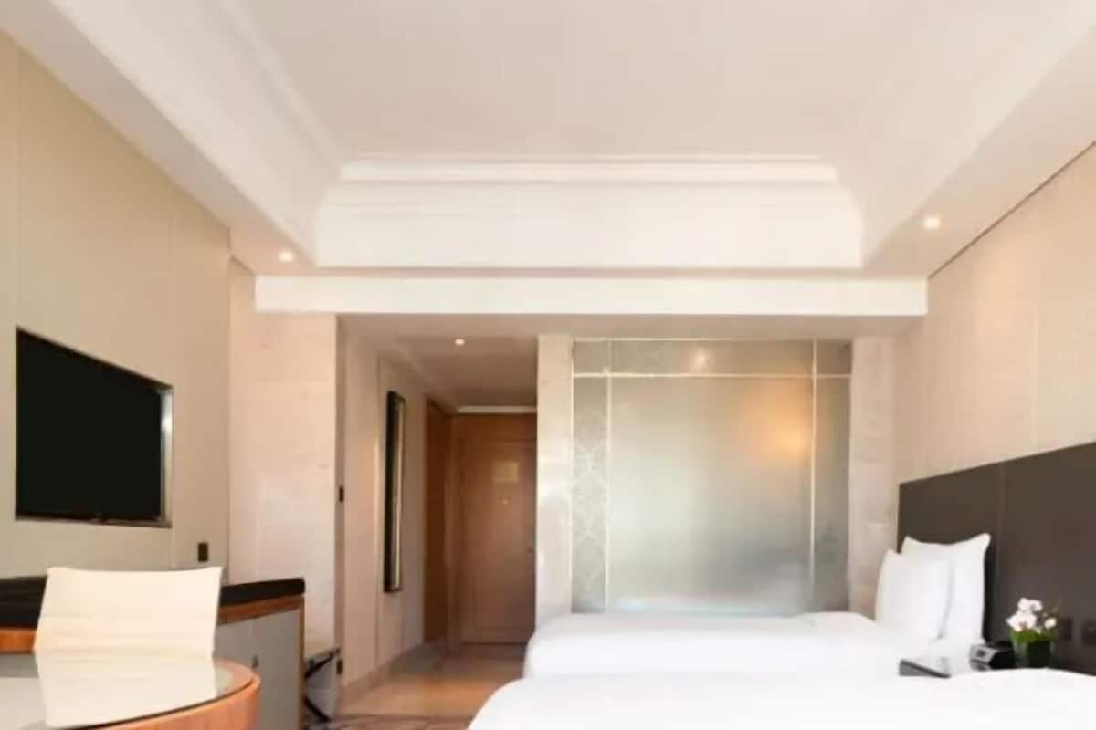 Minibar, una cassaforte in camera, una scrivania, postazione laptop