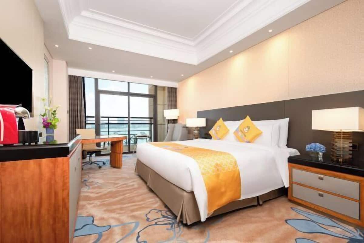 Minibar, una cassaforte in camera, una scrivania, postazione laptop