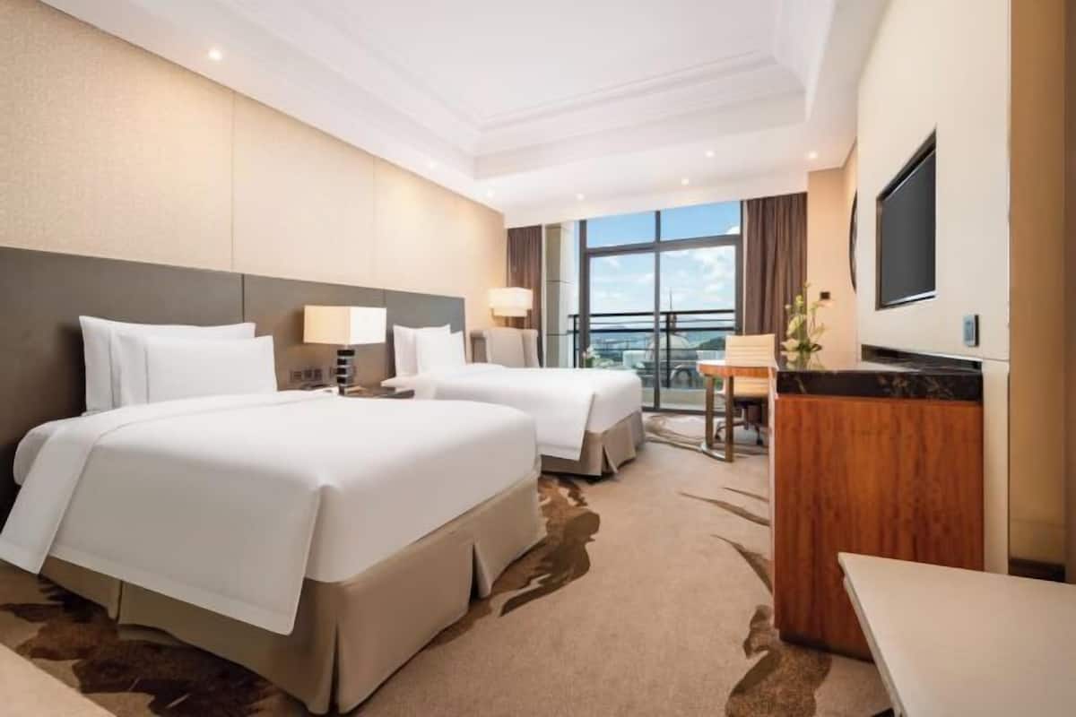 Minibar, una cassaforte in camera, una scrivania, postazione laptop