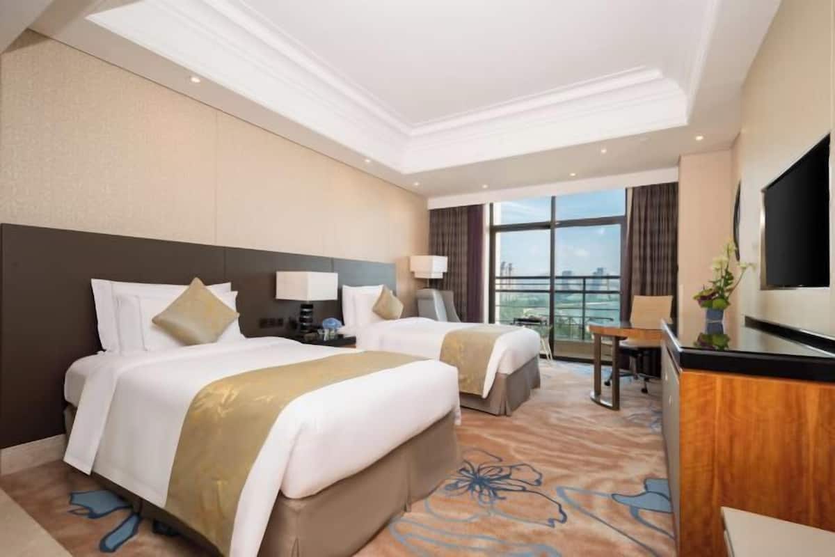 Minibar, una cassaforte in camera, una scrivania, postazione laptop