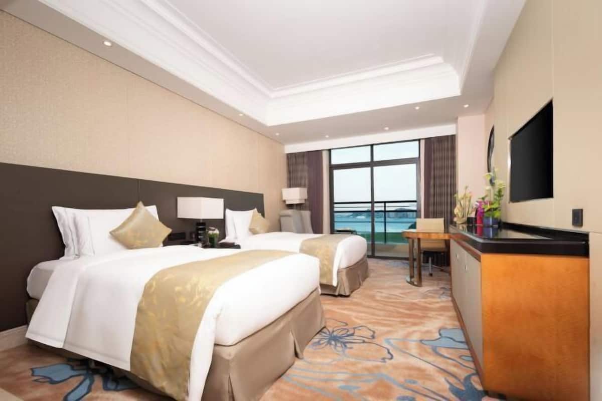 Minibar, una cassaforte in camera, una scrivania, postazione laptop