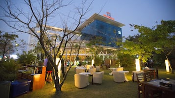 Superior Single Room | Outdoor banquet area
