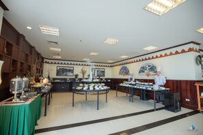 朝食 (ビュッフェ)、毎日提供 (無料)